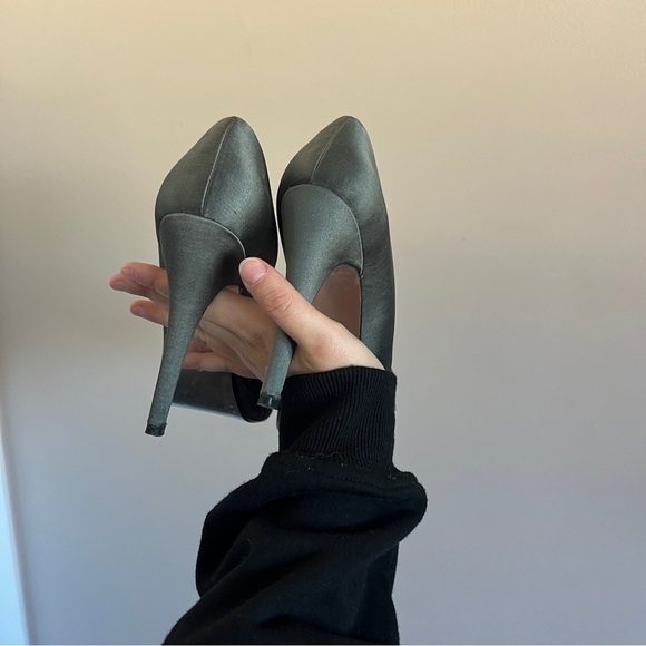 E Live From the Red Carpet Gray Jewel Bow Heels – Size 8 Elegant Pumps - Picture 3 of 9